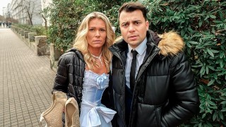 DEBT4k. Une femme salope trompe son mari pour de l’argent devant lui
